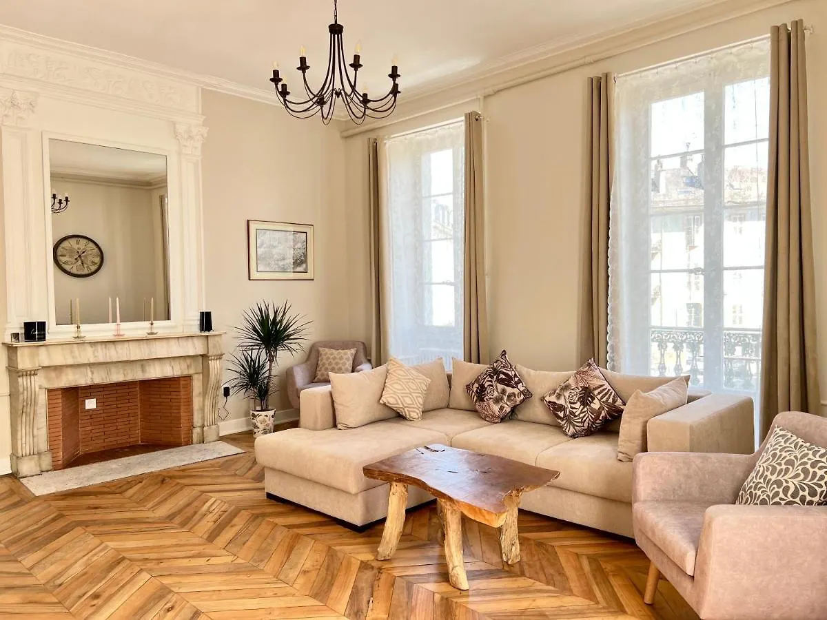 Appartement D Exception 100M2 Avec Parking - Centre Historique Chambéry Lägenhet